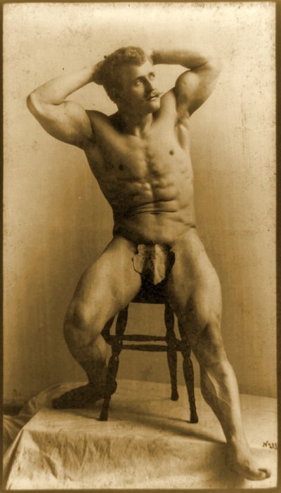 Eugen Sandow, in posa classica greco-romana, c.1893 da Napoleon Sarony